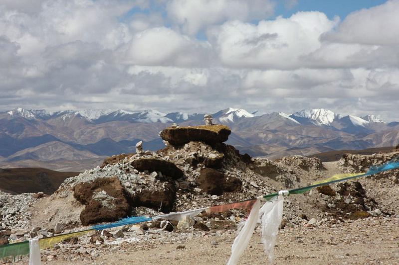 207 Prayer flags on the Shugu La.jpg